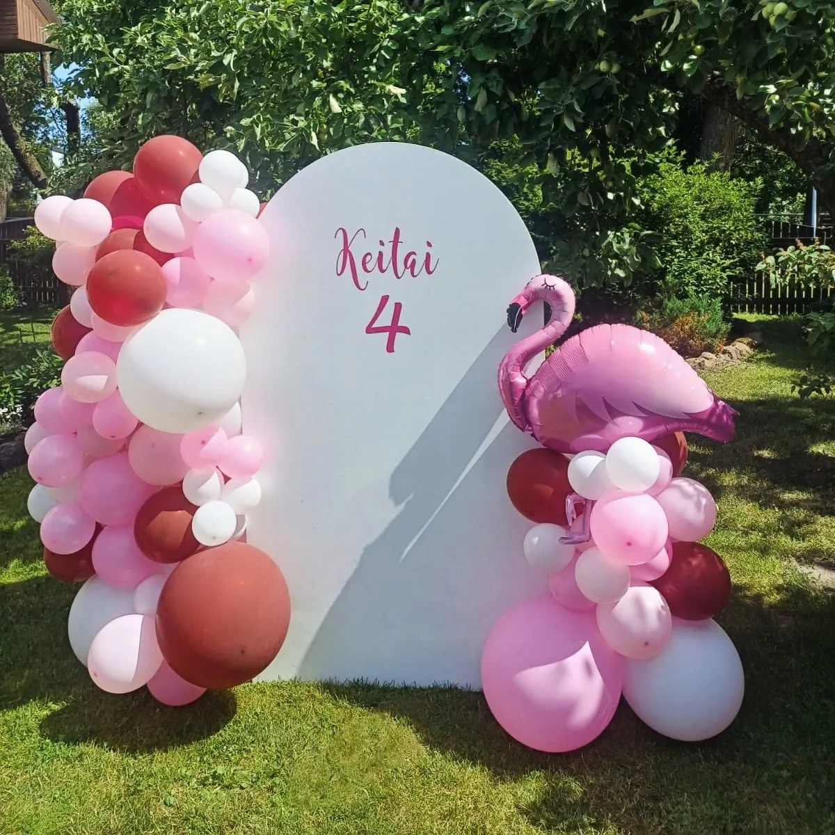 Rozā un baltu balonu virtene ar gaišu arku un flamingo folijas balonu